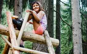 Die Natur erleben auf dem nahe gelegenen Waldspielplatz